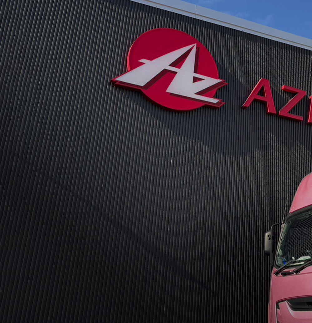 企業の力を、街の笑顔を、つなぐ輸送ネットワーク。その一便が、誰かの笑顔につながるように。