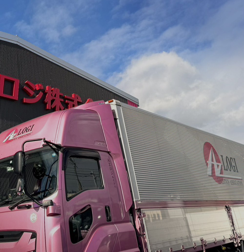 企業の力を、街の笑顔を、つなぐ輸送ネットワーク。その一便が、誰かの笑顔につながるように。