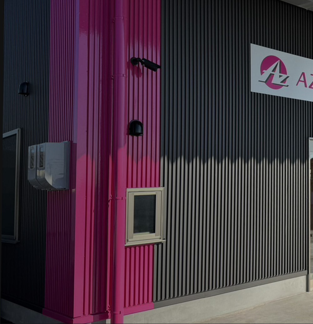 企業の力を、街の笑顔を、つなぐ輸送ネットワーク。その一便が、誰かの笑顔につながるように。